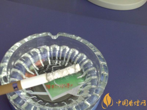 品味紅河煙紅河扁盒精品 清香型煙中的經典之作